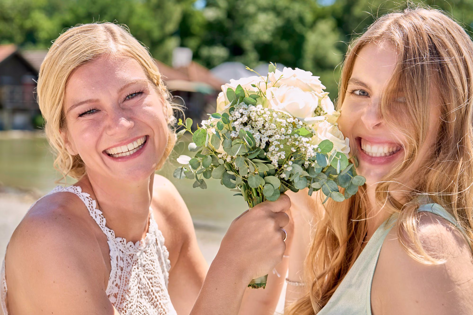 Verliebtes Brautpaar beim Fotoshooting in Gilching