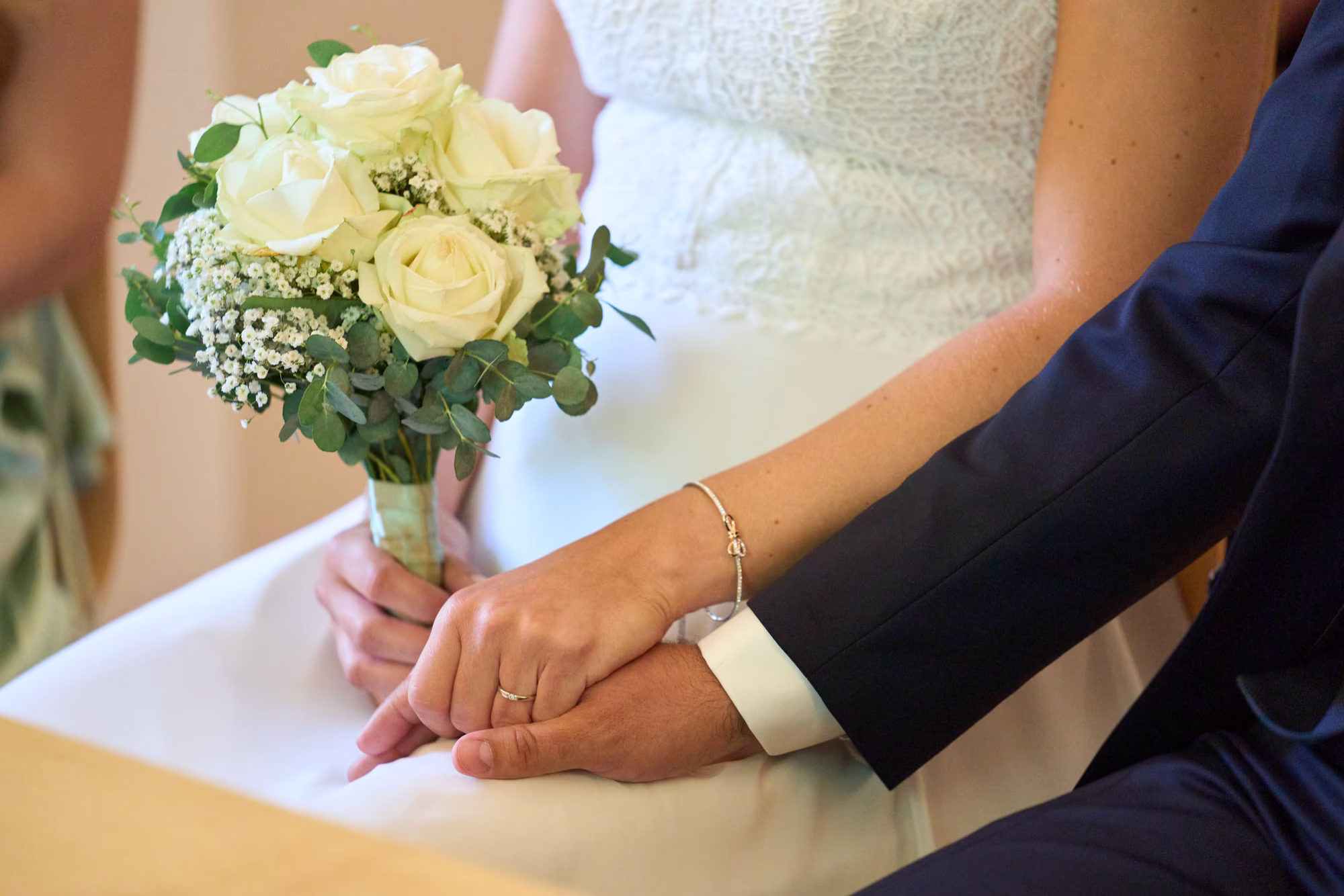Hochzeitsfotograf Gilching Glückliches Brautpaar Glückliches Brautpaar während der Zeremonie - Hochzeitsfotografie Gilching