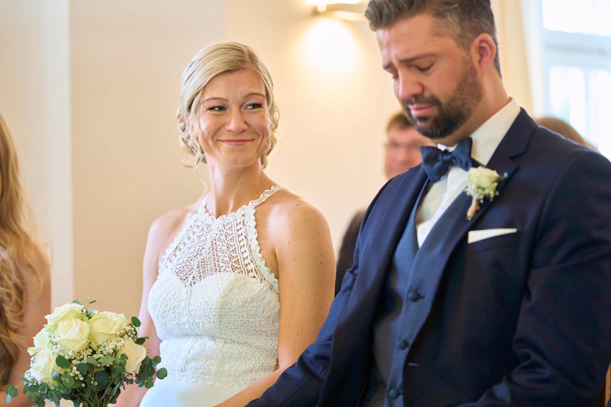 Hochzeitsfotograf Gilching Innige Momente Inniger Moment zwischen Braut und Bräutigam - Hochzeit in Gilching