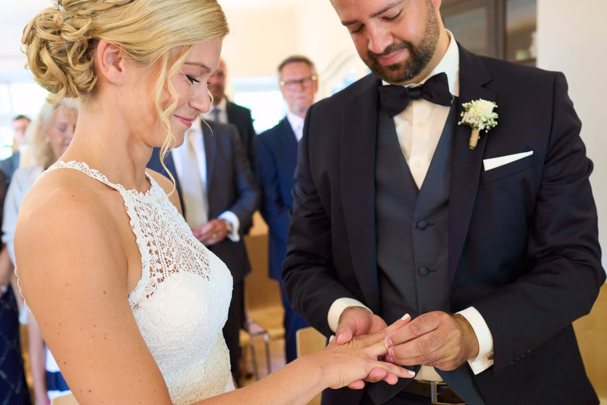 Hochzeitsfotograf Gilching Freudige Gäste Freudige Gäste bei der Hochzeitsfeier in Gilching