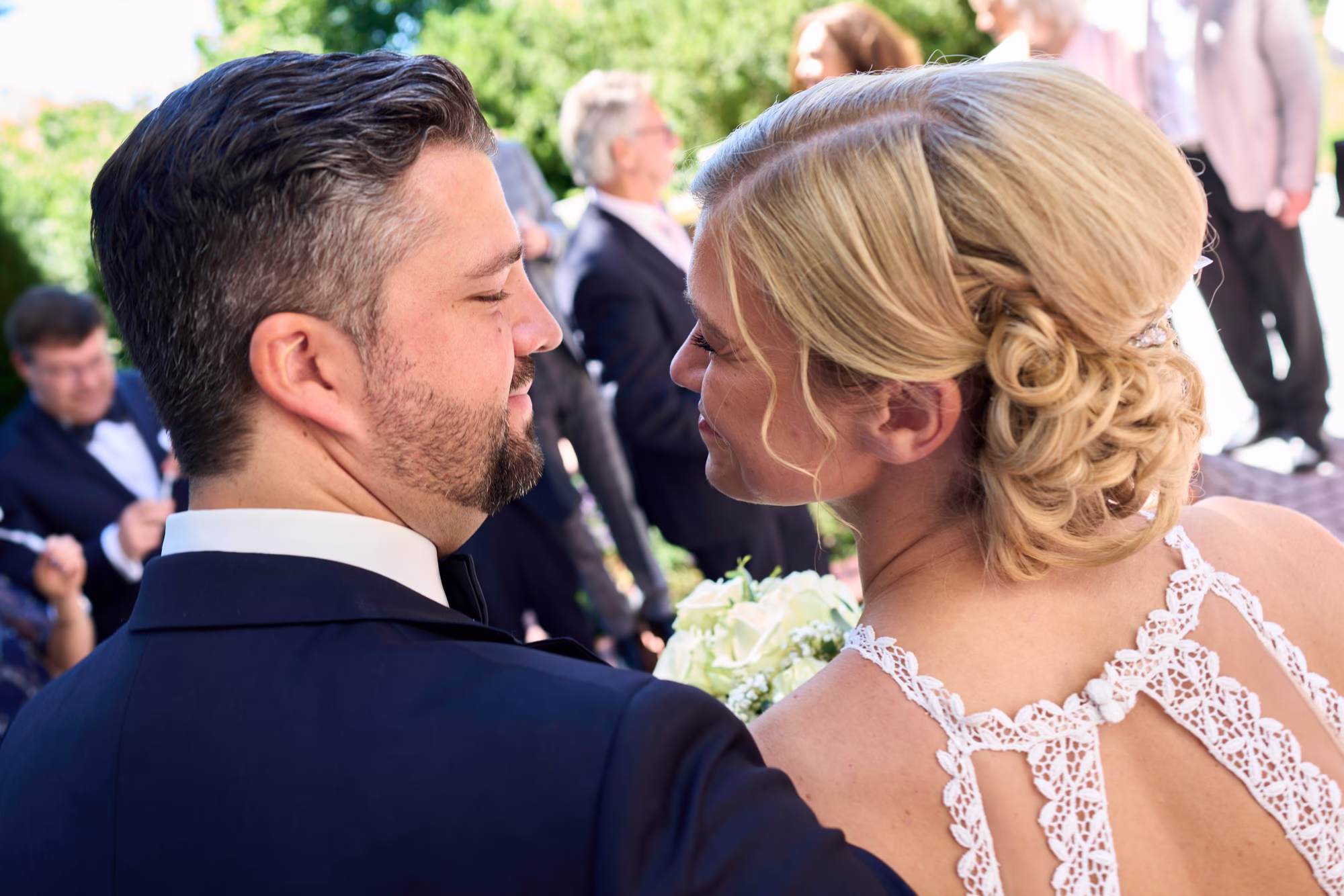Hochzeitsfotograf Gilching Liebevolle Umarmung Liebevolle Umarmung des Brautpaares - Hochzeitsfotografie Gilching